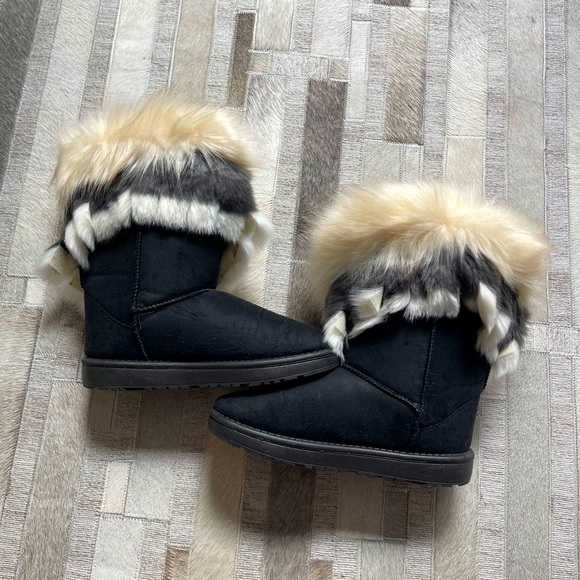 Shoes - Faux Black Suede Boots w/Tiers of Fur